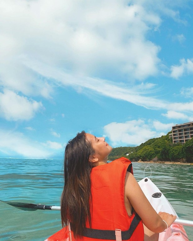 Prilly Latuconsina menyusuri pantai dengan perahu/instagram.com/prillylatuconsina96