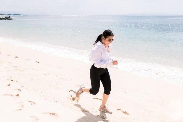 Prilly Latuconsina jogging di tepi pantai/instagram.com/prillylatuconsina96