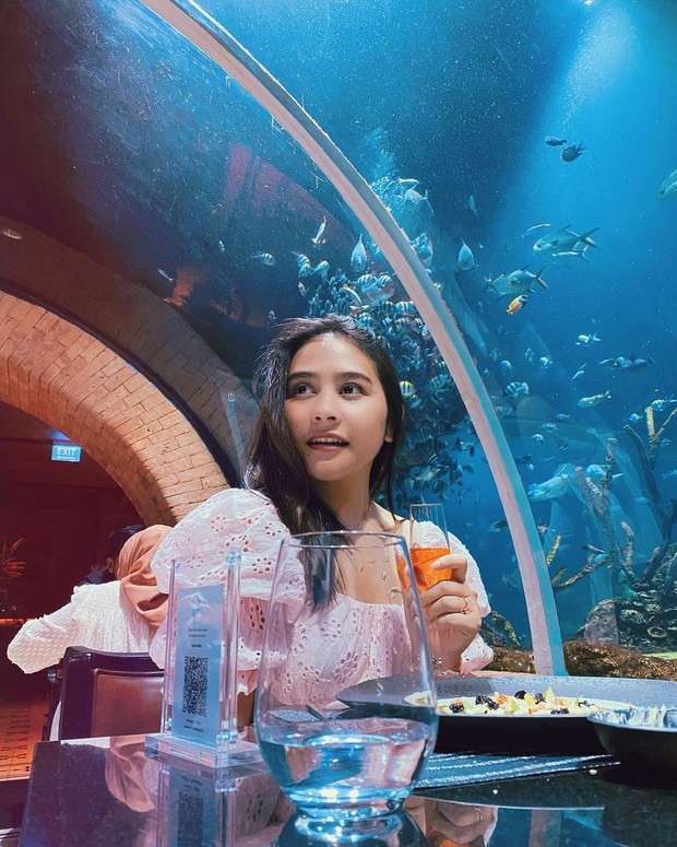 Prilly Latuconsina hunting kuliner di koral restaurant/instagram.com/prillylatuconsina96