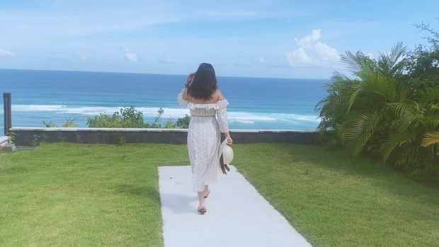 Prilly Latuconsina berjalan menuju pantai/instagram.com/prillylatuconsina96