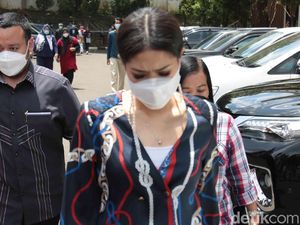 7 Potret Istri Lukman Sardi Jadi Saksi Sidang Cerai Wulan Guritno 7 Potret Istri Lukman Sardi Jadi Saksi Sidang Cerai Wulan Guritno