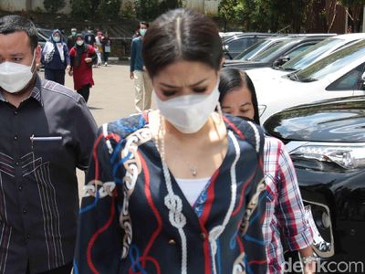 7 Potret Istri Lukman Sardi Jadi Saksi Sidang Cerai Wulan Guritno