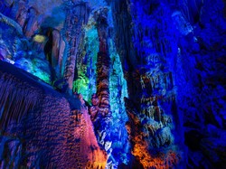 Mau Melihat Pelangi di Bawah Tanah? Bisa Kok