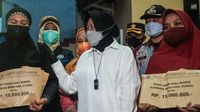 Momen Haru Risma Beri Santunan ke Keluarga Korban Kebakaran Matraman