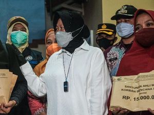 Momen Haru Risma Beri Santunan ke Keluarga Korban Kebakaran Matraman