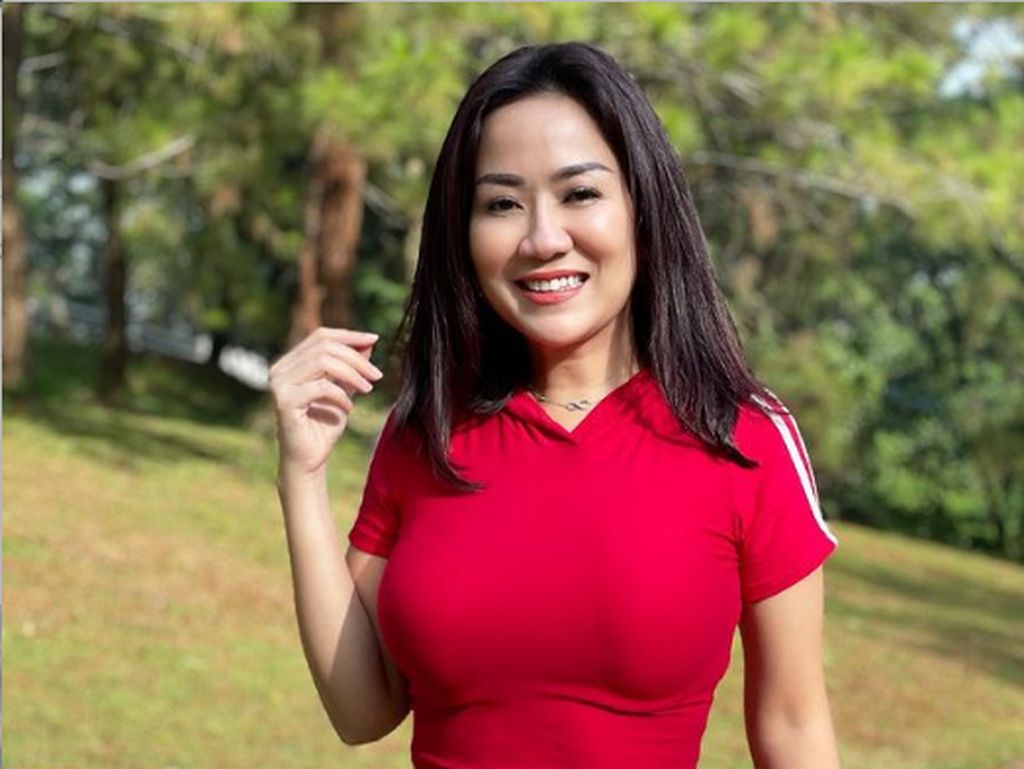 Tante Ernie Tampil Merah-merah, Ingatkan Pentingnya Olahraga Tante Ernie Tampil Merah-merah, Ingatkan Pentingnya Olahraga
