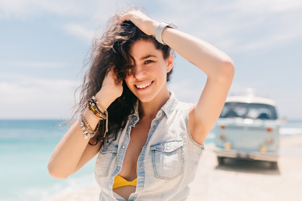 Berada di bawah paparan terik sinar matahari terlalu lama mampu memicu regenerasi kulit menjadi lebih lambat.