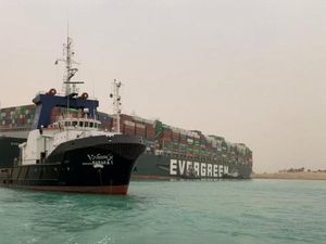 Kapal Raksasa Nyangkut di Terusan Suez, Pembebasannya Bisa Berminggu-minggu Kapal Raksasa Nyangkut di Terusan Suez, Pembebasannya Bisa Berminggu-minggu