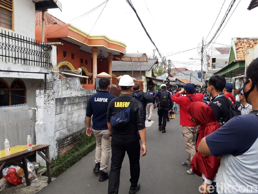 Tim Puslabfor Cek Kontrakan Kebakaran Maut di Matraman Tim Puslabfor Cek Kontrakan Kebakaran Maut di Matraman