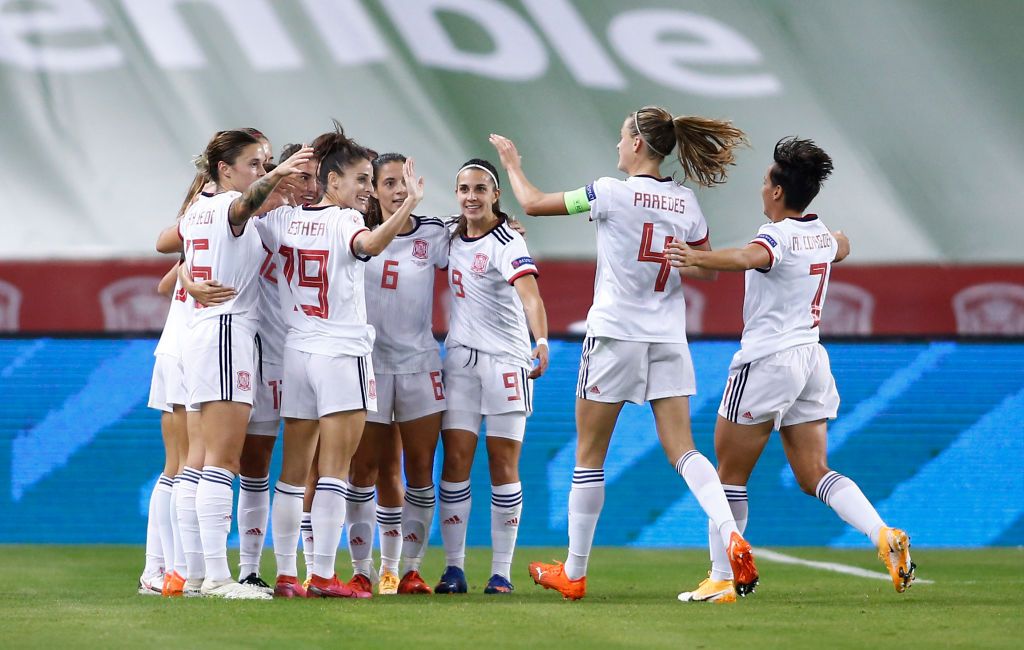 SEVILLE, SPAIN - OCTOBER 23: Aitana Bonmati of Spain celebrates her team's third goal with team mates  during the UEFA Women's EURO 2022 qualifier match between Spain Women's and Czech Republic Women's at Estadio de La Cartuja on October 23, 2020 in Seville, Spain. Sporting stadiums around Spain remain under strict restrictions due to the Coronavirus Pandemic as Government social distancing laws prohibit fans inside venues resulting in games being played behind closed doors. (Photo by Fran Santiago/Getty Images)