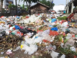 Pemko Pekanbaru Jelaskan Alasan Sampah Tak Terangkut hingga Membusuk