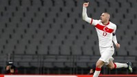 Burak Yilmaz merayakan gol. Dalam pertandingan ini, Yilmaz tiga kali membobol gawang lawan. Murad Sezer/Pool Photo via AP.