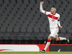 Burak Yilmaz merayakan gol. Dalam pertandingan ini, Yilmaz tiga kali membobol gawang lawan. Murad Sezer/Pool Photo via AP.