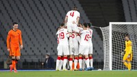 Semenit setelah jeda, Hakan Calhanoglu mendapat bola di luar kotak penalti dan langsung menghujamkan ke pojok kiri bawah gawang Tim Krul. Murad Sezer/Pool Photo via AP.
