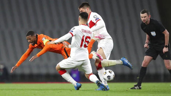 Turki Libas Belanda 4-2 Timnas Turki tampil gemilang di pembukaan Kualifikasi Piala Dunia 2022 zona Eropa. Burak Yilmaz dkk mengalahkan Belanda dengan skor 4-2.
