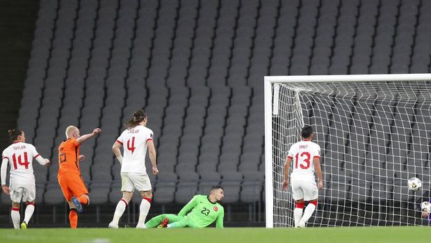 Netherlands' Davy Klaassen, second left, scores his side's opening goal during the World Cup 2022 group G qualifying soccer match between Turkey and Netherlands at the Ataturk Olimpiyat Stadium in Istanbul, Turkey, Wednesday, March 24, 2021. (Tolga Bozoglu/Pool Photo via AP)