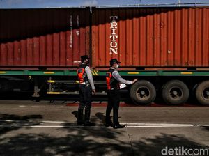 Biar Nggak Macet Kini Operasional Truk Kontainer Dibatasi