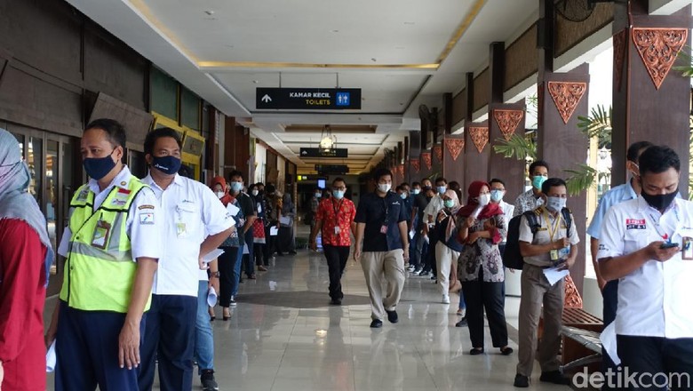 Vaksinasi Corona di Bandara Adisutjipto Yogyakarta, Kamis (25/3/2021). Vaksinasi Corona di Bandara Adisutjipto Yogyakarta, Kamis (25/3/2021).