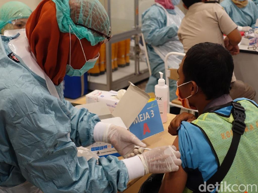 Ratusan Petugas di Bandara Adisutjipto Yogya Disuntik Vaksin Corona