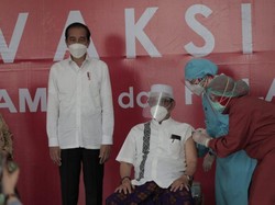 Disuntik AstraZeneca, Kiai di Jatim Ajak Warga Jangan Ragu Divaksin