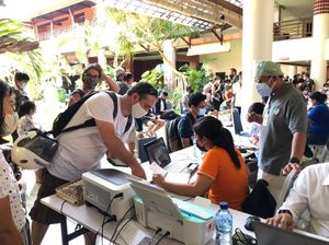 Puluhan WNA di Sanur Bali Jalani Vaksinasi COVID-19