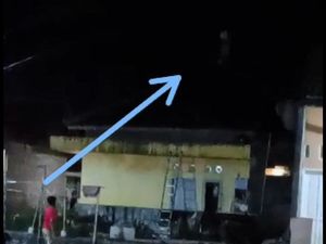 Polisi Tangkap Pocong yang Viral Lari di Atap Rumah Warga Cilegon