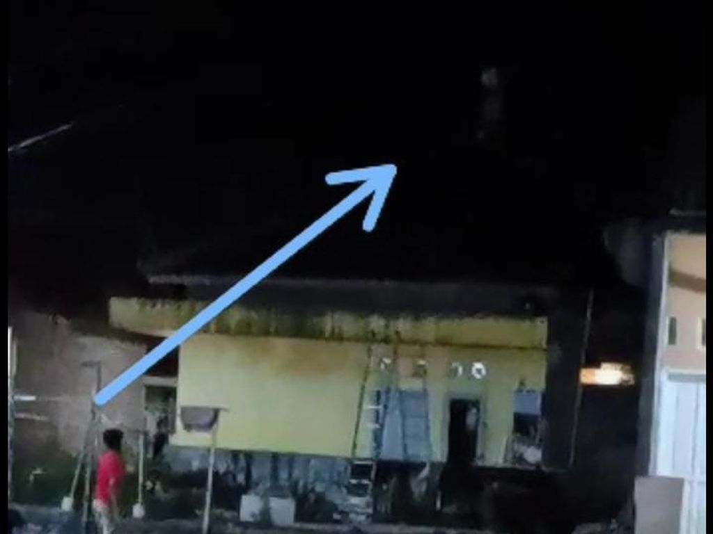 Polisi Tangkap Pocong yang Viral Lari di Atap Rumah Warga Cilegon Polisi Tangkap Pocong yang Viral Lari di Atap Rumah Warga Cilegon