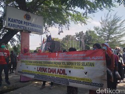 Terdampak Proyek Tol Japek Selatan, Warga Citaman Geruduk BPN Karawang