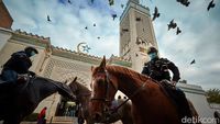 Yuk Intip Muslim Prancis Salat di Grand Mosque