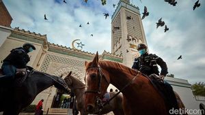 Yuk Intip Muslim Prancis Salat di Grand Mosque