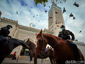 Yuk Intip Muslim Prancis Salat di Grand Mosque