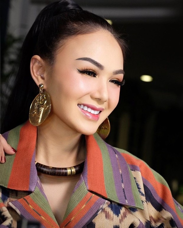 Yuni Shara tampil cantik dengan ombre lipstik/instagram.com/yunishara36
