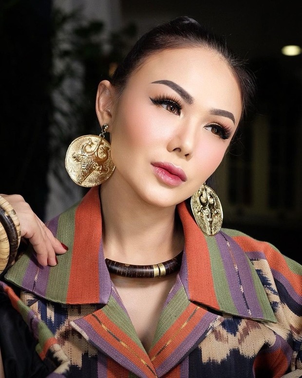 Yuni Shara dengan eye makeup on point/instagram.com/yunishara36