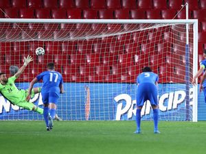 Tampil Tumpul, Spanyol Gagal Jinakkan Yunani Tampil Tumpul, Spanyol Gagal Jinakkan Yunani
