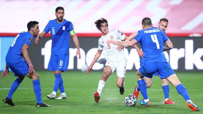 GRANADA, SPAIN - MARCH 25: Bryan Gil of Spain is put under pressure by (L_R) Carlos Zeca, Tasos Bakasetas and Kyriakos Papadopoulos of Greece  during the FIFA World Cup 2022 Qatar qualifying match between Spain and Greece on March 25, 2021 in Granada, Spain. Sporting stadiums around Spain remain under strict restrictions due to the Coronavirus Pandemic as Government social distancing laws prohibit fans inside venues resulting in games being played behind closed doors. (Photo by Fran Santiago/Getty Images)