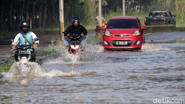 Akses Menuju Stadion GBLA Terendam Banjir