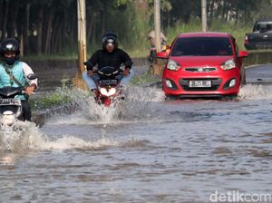 Akses Menuju Stadion GBLA Terendam Banjir Akses Menuju Stadion GBLA Terendam Banjir