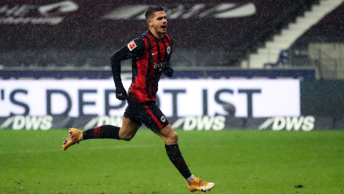 Barcelona mengincar striker Eintracht Frankfurt, Andre Silva (Foto: Getty Images/Alex Grimm)