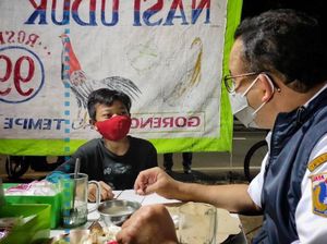Anies Baswedan Puji Bocah yang Gigih Bantu Orangtua Jualan Pecel Lele