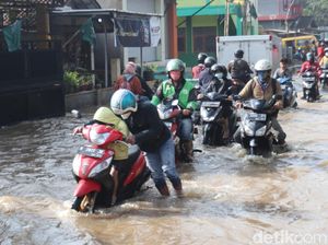 Sungai Cikeruh Meluap, Jalan Sapan Bandung Terendam Banjir