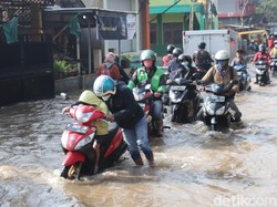 Sungai Cikeruh Meluap, Jalan Sapan Bandung Terendam Banjir