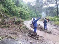 Bukit di Lereng Gunung Bromo Longsor Tutup Separuh Jalan