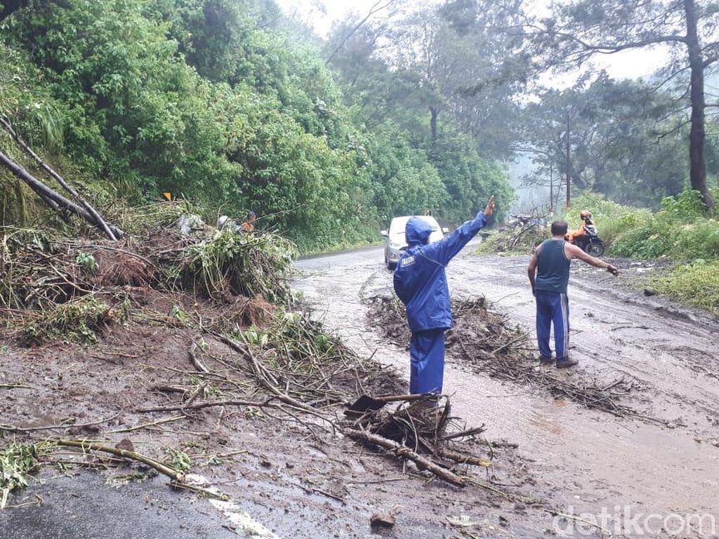Bukit di Lereng Gunung Bromo Longsor Tutup Separuh Jalan Bukit di Lereng Gunung Bromo Longsor Tutup Separuh Jalan