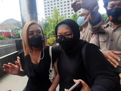 Berpakaian Hitam, Cita Citata Penuhi Panggilan KPK