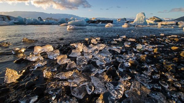 Keren Banget! Pantai Berlian Punya Kilau di Atas Pasirnya yang Hitam