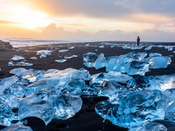 Pantai Pasir Hitam tapi Glowing, Ada Berliannya