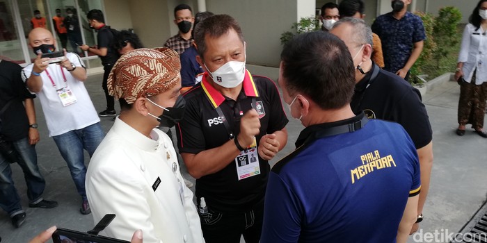 Direktur Operasional PT LIB Sudjarno saat berbincang dengan Wali Kota Solo Gibran Rakabuming Raka, Ketum PSSI Mochamad Iriawan dan Dirut PT LIB Akhmad Hadian Lukita di kompleks Stadion Manahan, Solo, Kamis (25/3) (Foto: Ari Purnomo/detikcom)