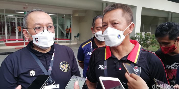 Dirut PT LIB Akhmad Hadian Lukita dan Direktur Operasional PT LIB Sudjarno saat memberikan keterangan kepada wartawan di Solo, Kamis (25/3/2021