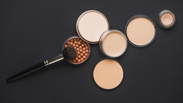 Face powder/Freepik Face powder.