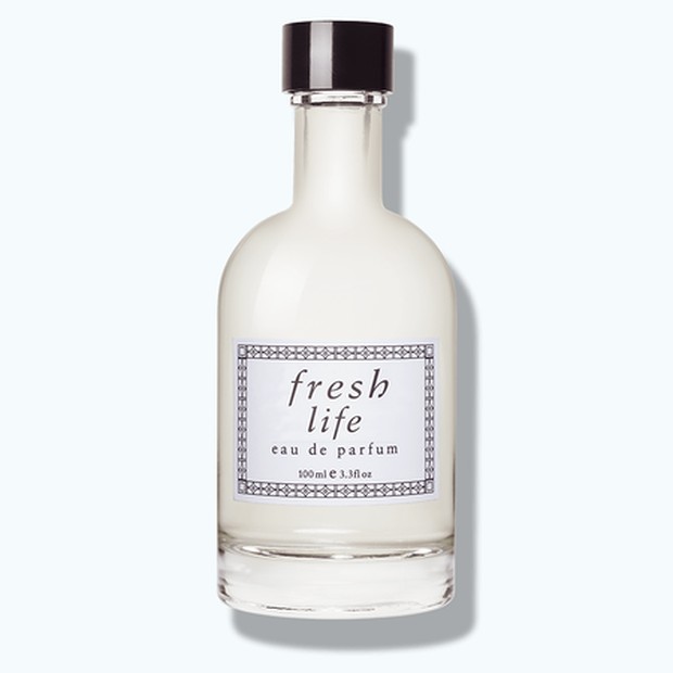 Fresh Life Eau De Parfum/fresh.com Aroma citrus yang sensual dari parfum ini menghadirkan esensi kesegaran dengan memadukan aroma langit biru, udara pagi yang manis, matahari yang berkilauan dan air yang lembut.